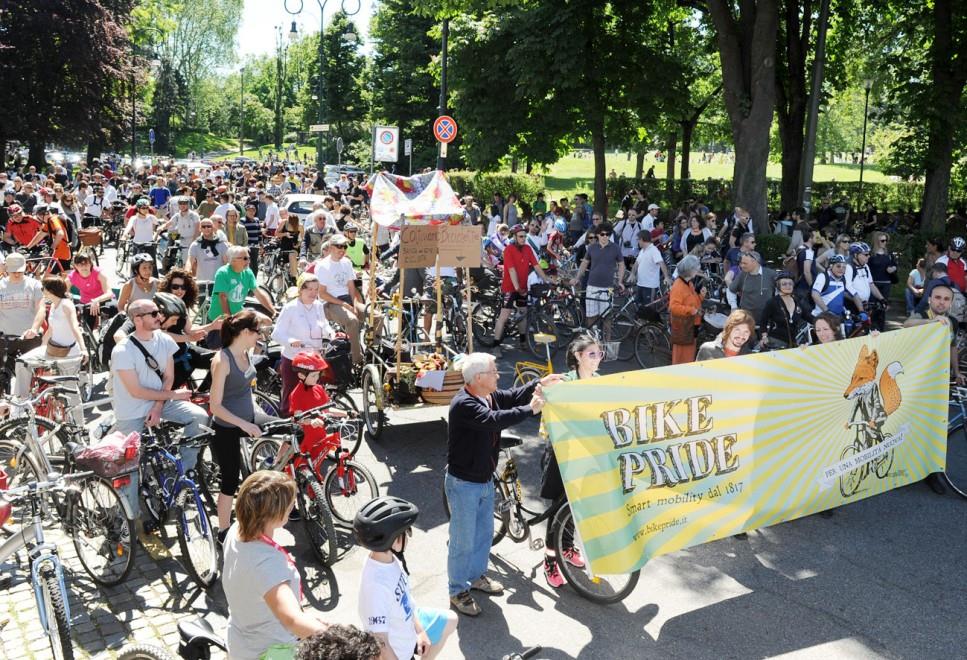 Ciclisti urbani prendono parte al Bike Pride Torino