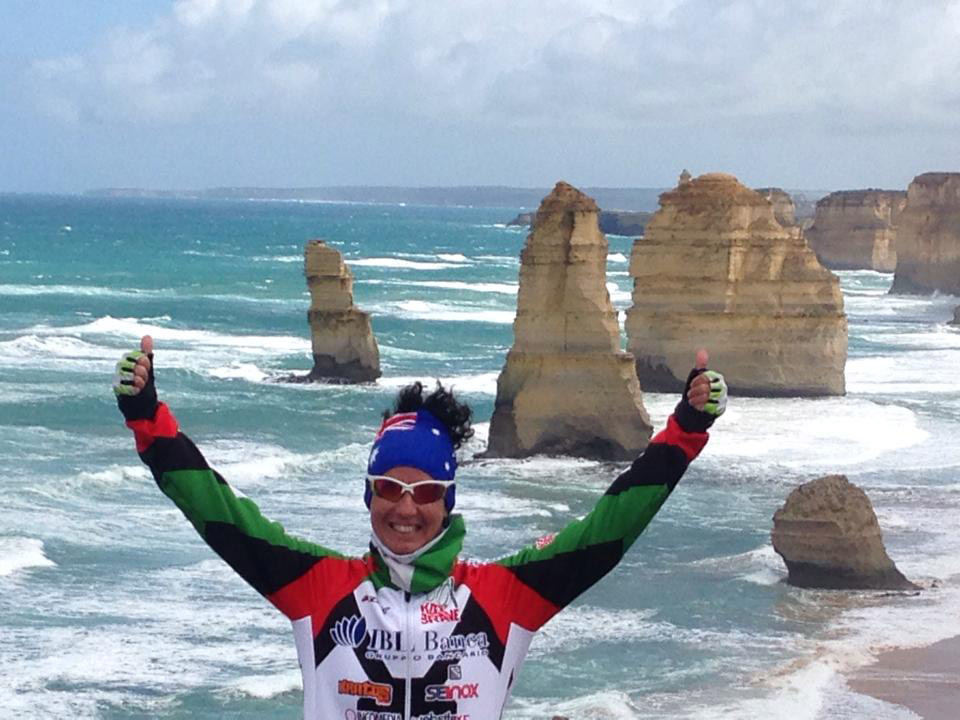 Paola ha pedalato sulla Great Ocean Road in Australia durante il suo Giro del Mondo