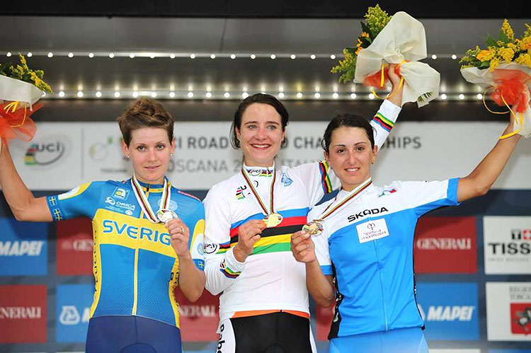 Rossella Ratto sul podio ai Mondiali di ciclismo a Firenze 2013