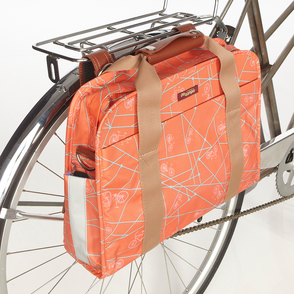 La borsa Po Campo da bici si attacca comodamente al portapacchi della bicicletta. Ha inoltre degli inserti riflettenti.