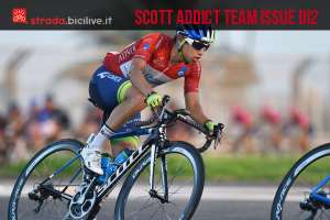 Ciclista sulla bici da corsa Scott Addict Team Issue Di2