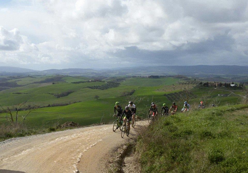 ciclisti in un tratto di sterrato tra le colline del Chianti