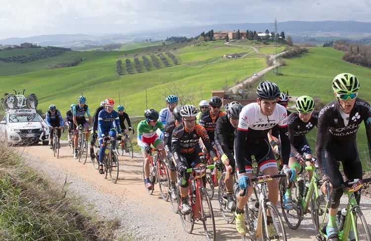 ciclisti percorrono lo sterrato tra le colline toscane