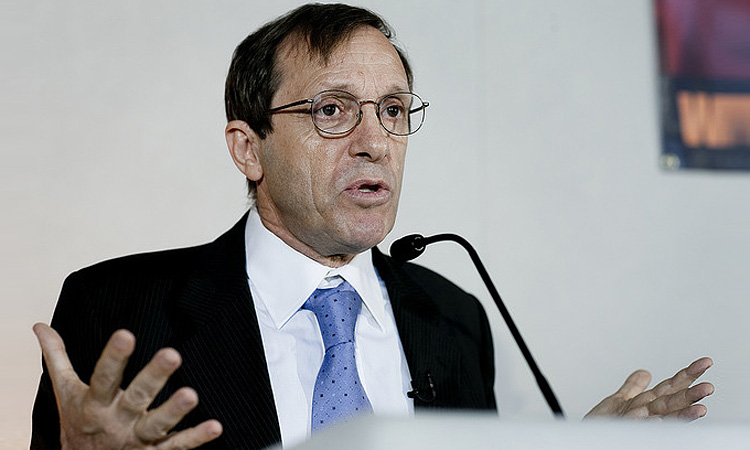 Il professor Sandro Donati impegnato durante una delle sue conferenze sulla battaglia contro il doping nello sport e nel ciclismo