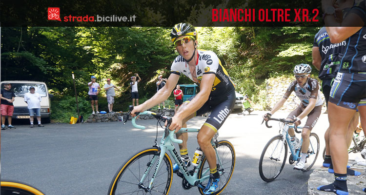 Il ciclista Vanmarcke in azione in salita in sella ad una bicicletta da corsa Bianchi Oltre xr 2