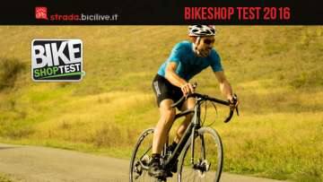 Immagine che mostra un ciclista su bici da corsa durante test di Bike Shop test