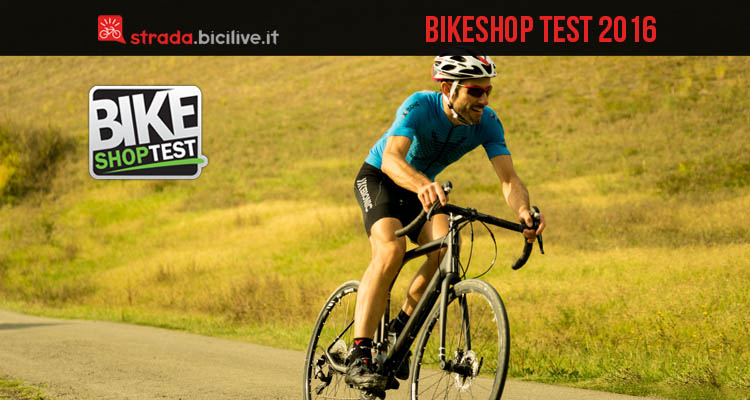 Immagine che mostra un ciclista su bici da corsa durante test di Bike Shop test