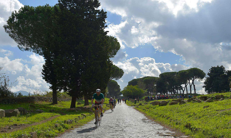 ciclisti con abbigliamento e bici d'epoca durante la pedalata imperiale lungo l'appia antica