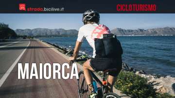 ciclista viaggia in bici a maiorca