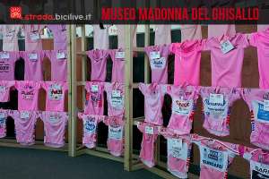 esposizione di maglie rosa al museo del ciclismo madonna del ghisallo