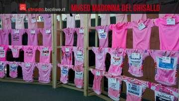 esposizione di maglie rosa al museo del ciclismo madonna del ghisallo