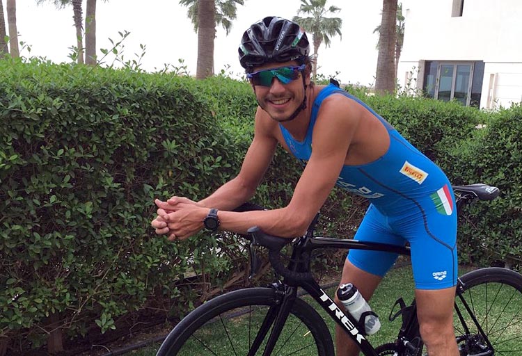 Alessandro Fabian in sella a una bici da triathlon Trek