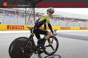 atleta del team Michelton Scott con pneumatici Pirelli