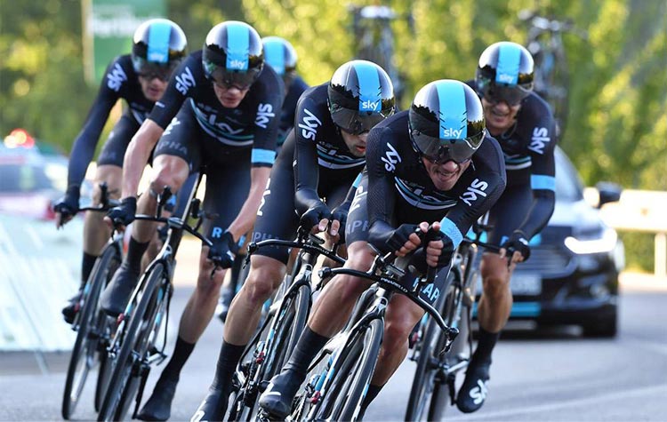 foto del team Sky impegnato in una cronometro alla Vuelta