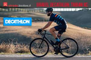 ciclista pedala con la bici gravel Triban RC di Decathlon