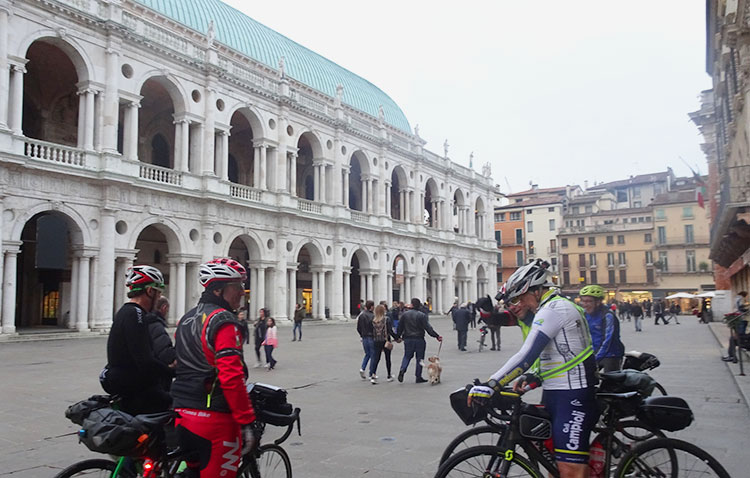 basilica palladiana con gruppo di ciclisti randonnee valsugana 2019