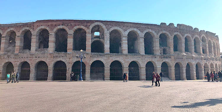 Arena di Verona a metà giro dal lago di Garda a Verona 