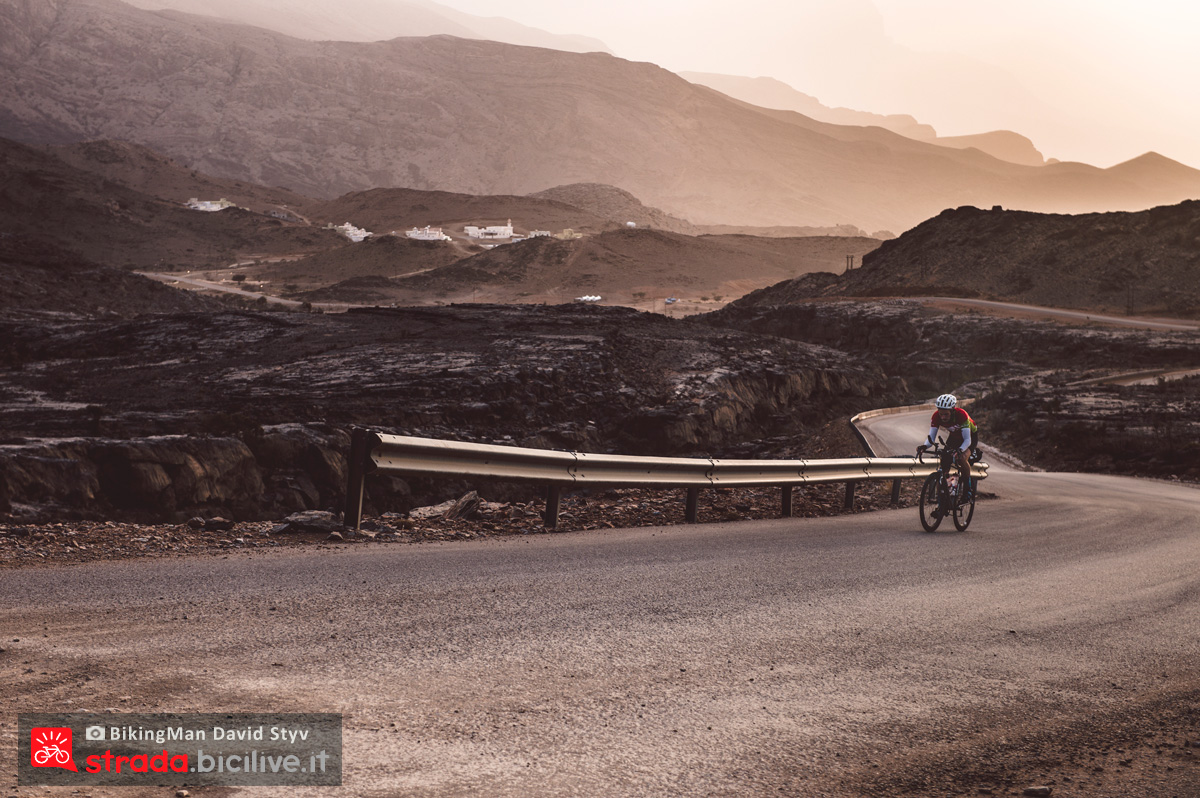 Ciclista solitario pedala in Oman durante il Biking Man 2019