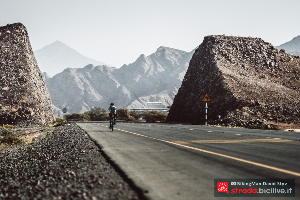 Una Ciclista solitaria pedala in Oman durante il Biking Man 2019