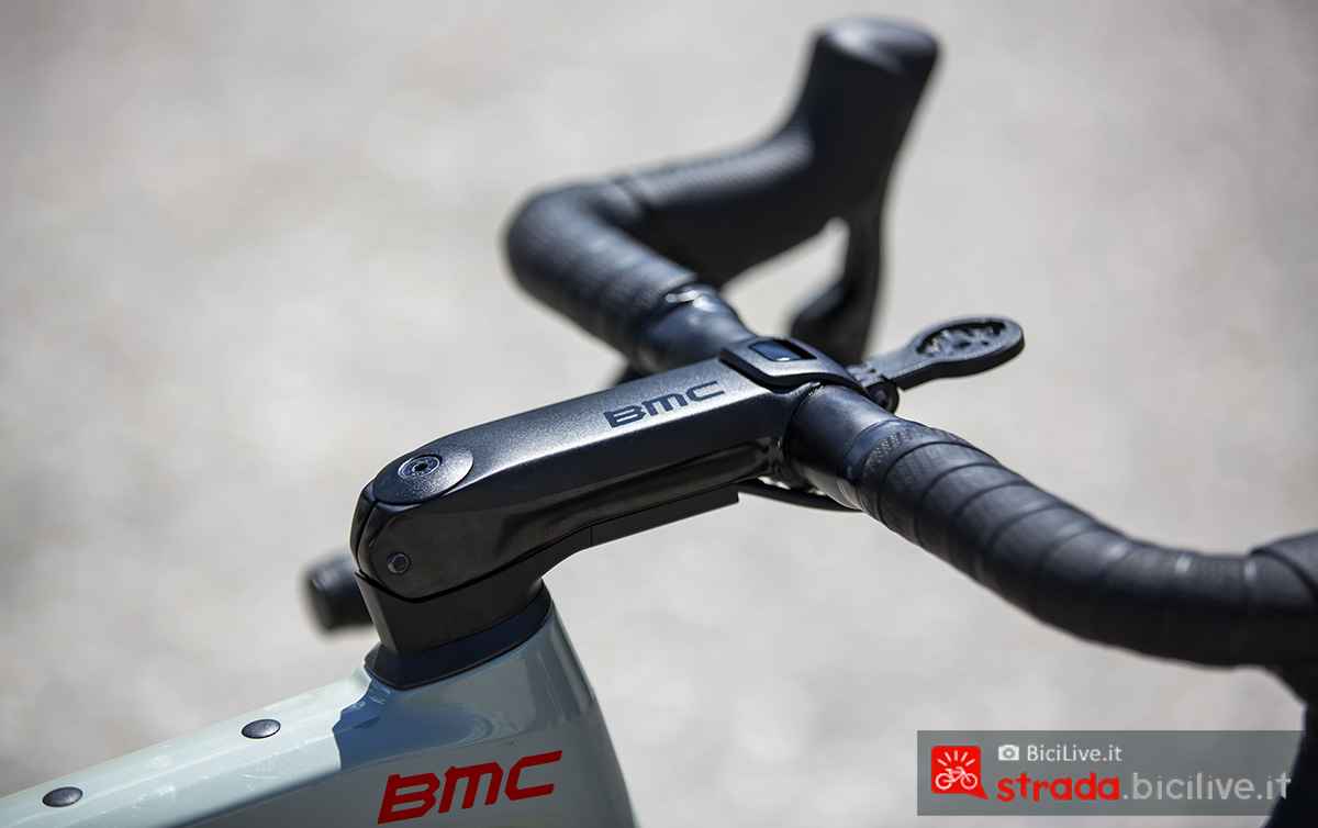 La bici della BMC Roadmachine che monta l ’attacco manubrio integrato con tecnologia ICS 2020