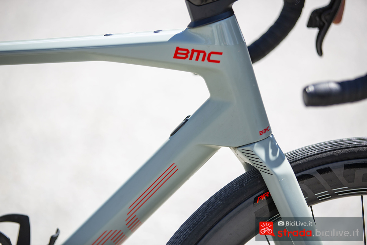 La bici della BMC Roadmachine che monta la nuova forcella 2020