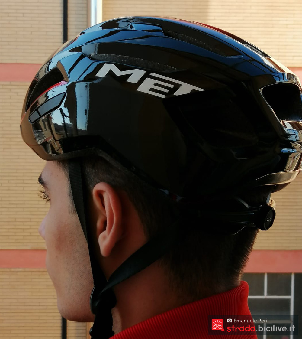 Ciclista indossa il casco MET Vinci MIPS