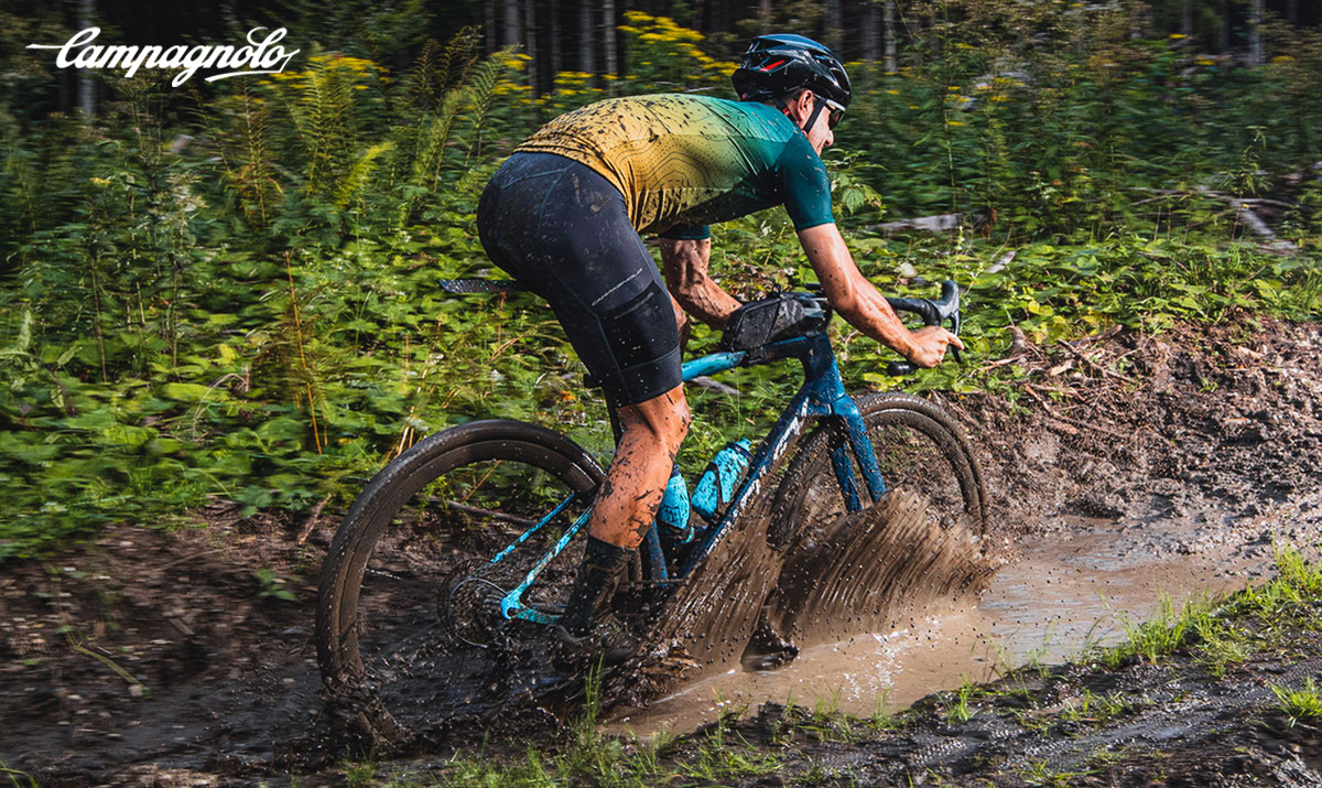 Un ciclista pedala nel fango con al sua bici gravel attrezzata Campagnolo Ekar