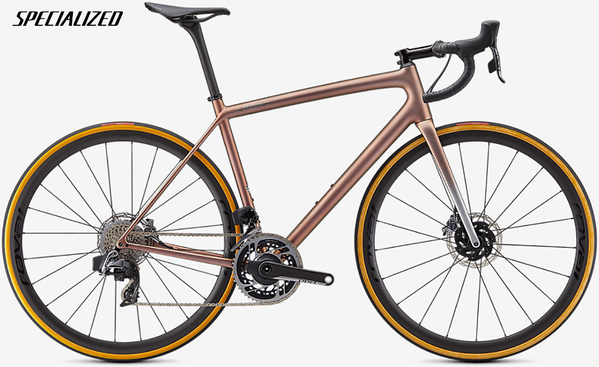 La Specialized S-Works Aethos Sram Red eTap AXS in colorazione Satin Flake Silver/Red Gold Chameleon