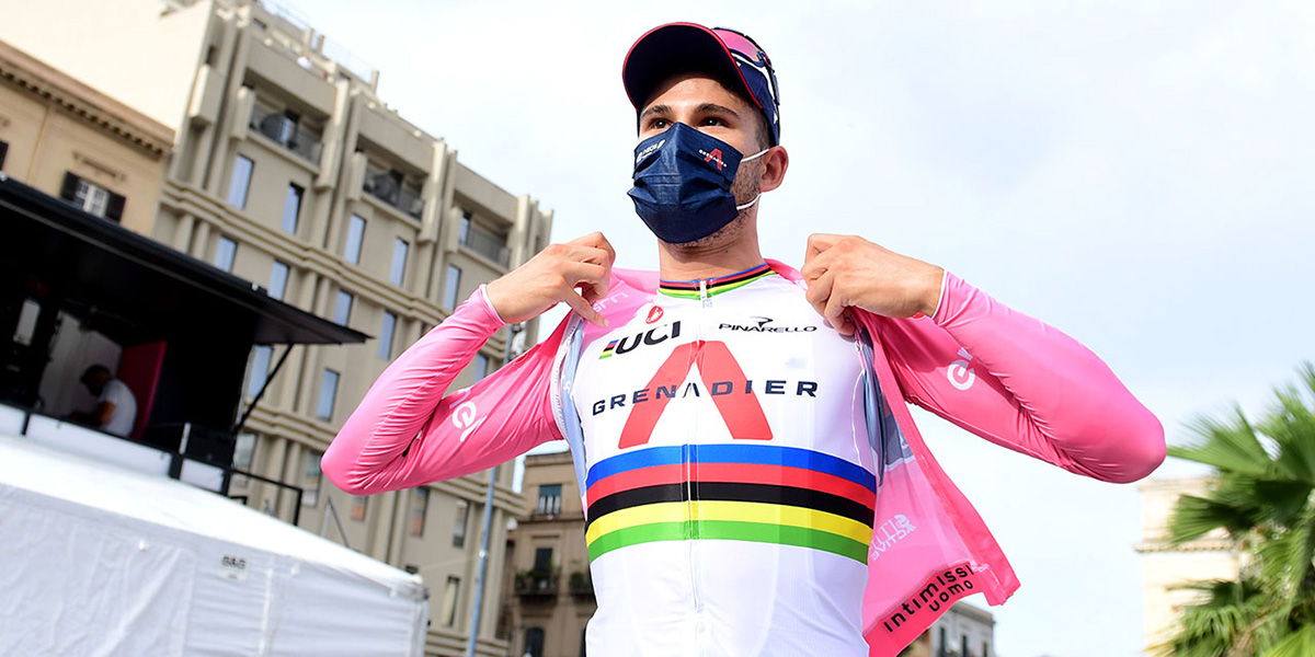 Filippo Ganna con indosso la Maglia Rosa del Giro 2020