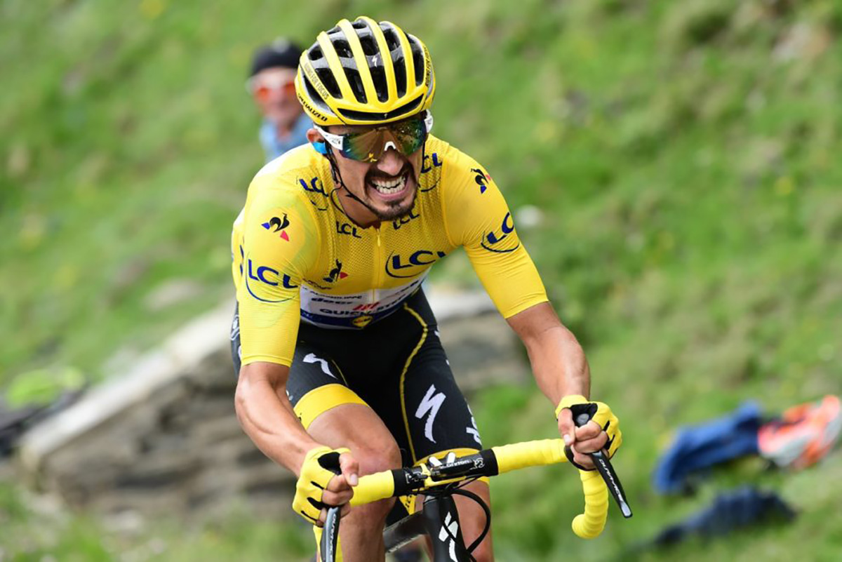 Julian Alaphilippe con la maglia gialla del Tour de France