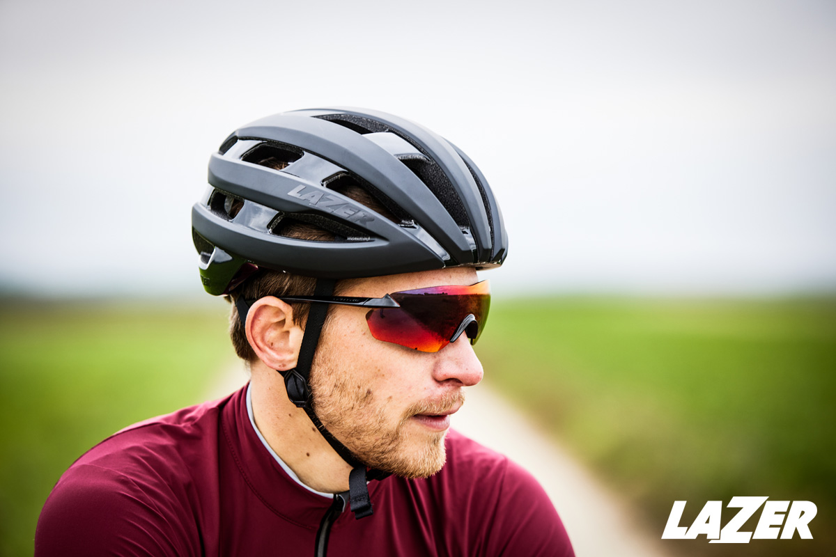 Ciclista uomo indossa un casco Lazer Sphere 2021