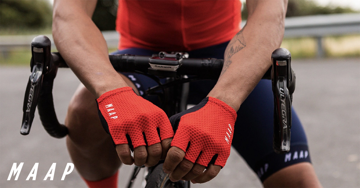 Un ciclista indossa i nuovi guanti Pro Race Mitt Maap con Elastici Interface