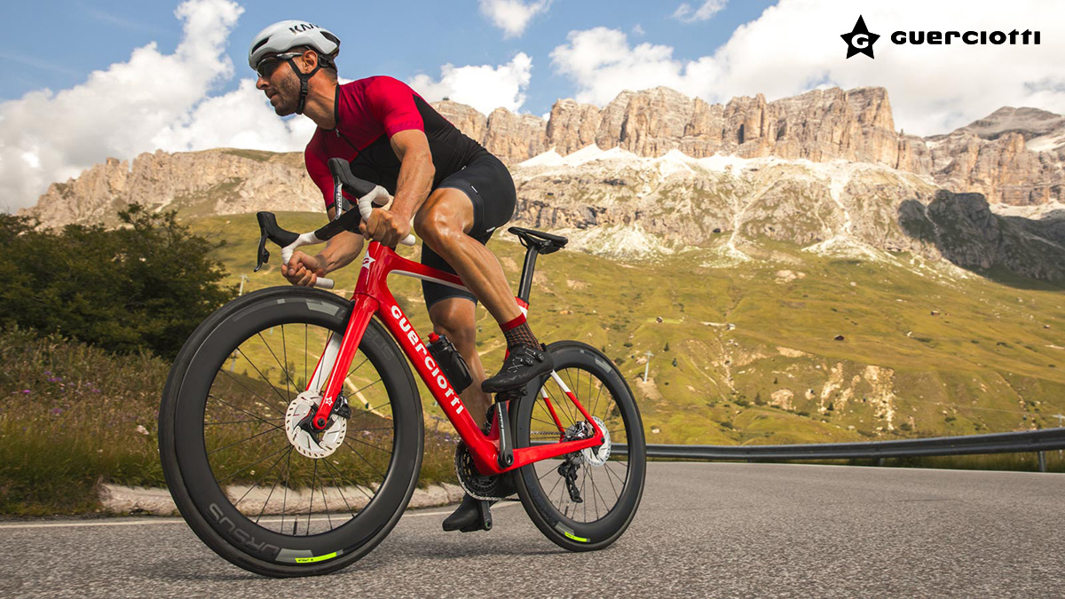 Un ciclista pedala in sella ad una nuova bici da corsa Guerciotti 2021