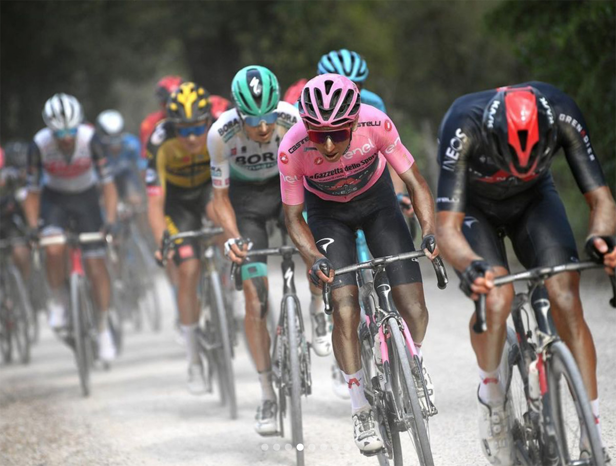 Egan Bernal durante il Giro D'Italia 2021 con indosso la maglia rosa