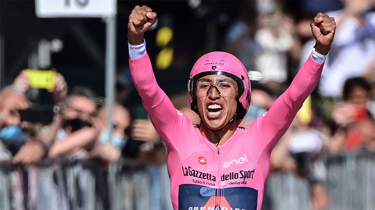 Il giovane campione di ciclismo Egan Bernal al traguardo del Giro D'Italia 2021