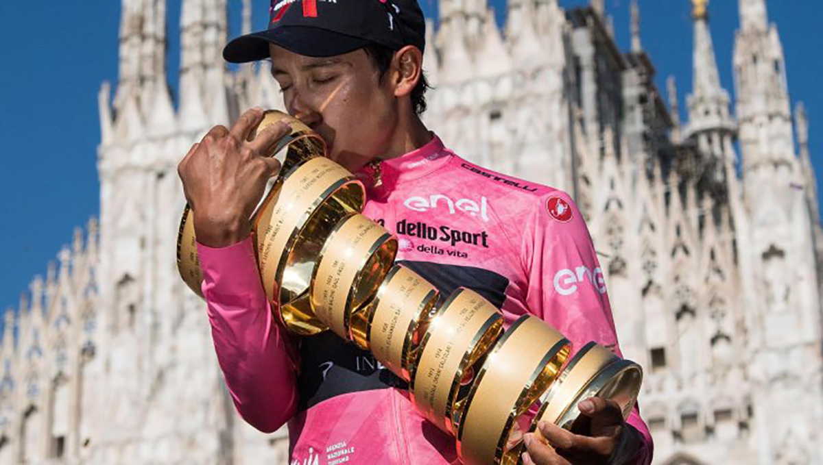 Egan Bernal tiene tra le braccia il trofeo del Giro D'Italia 2021