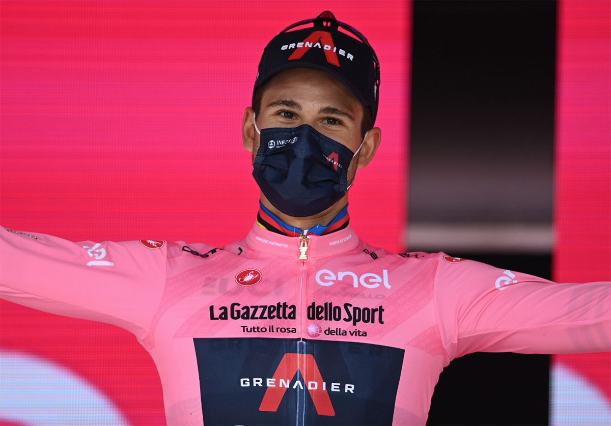 Filippo Ganna con la maglia rosa della prima tappa del Giro D'Italia 2021