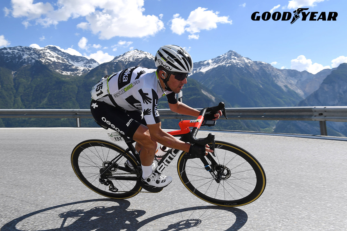 Un ciclista del team Qhubeka Assos dotata di nuovi copertoni Goodyear 2021