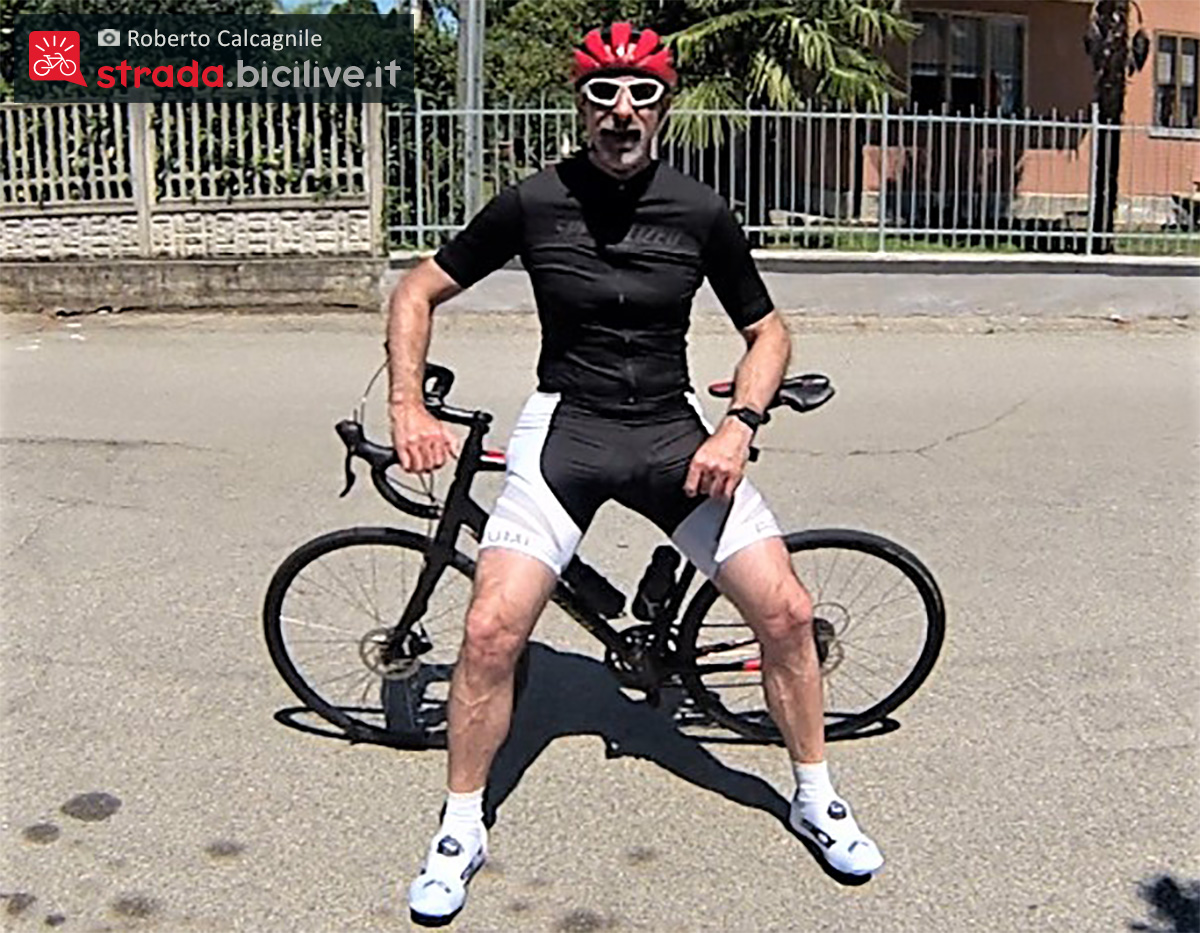 Roberto Calcagnile mentre indossa il nuovo casco per bici Lazer Sphere 2021