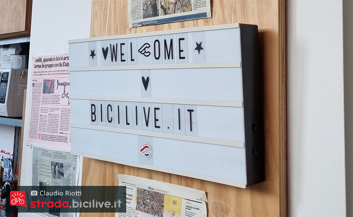Il cartello di benvenuto preparato da Cinelli per il team di BiciLive in visita