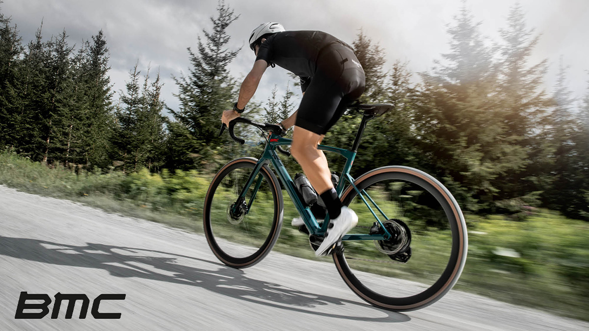 Un ciclista pedala con la nuova bici da corsa Bmc Roadmachine X 2022
