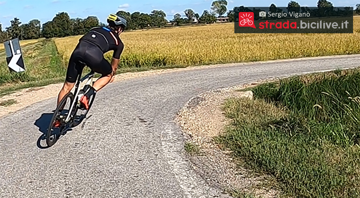 Sergio Viganò pedala su una strada di campagna con la nuova bici da corsa Lapierre Aircode DRS 6.0 2022