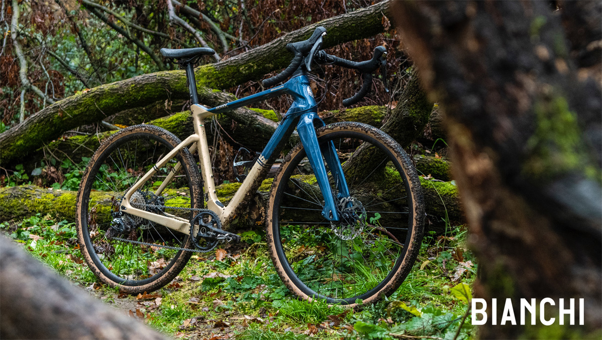 Una bici gravel Bianchi Arcadex GRX 815 parcheggiata nel bosco