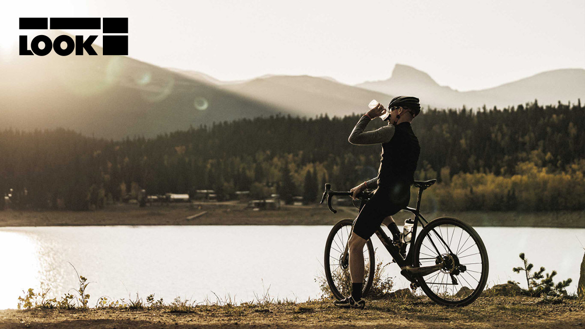 Un ciclista sosta in riva ad un lago con la sua nuova bici Look 765 Gravel RS 2022