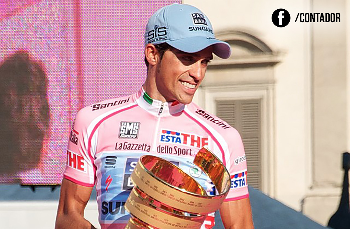 Alberto Contador tiene in mano il trofeo del Giro D'Italia 2011