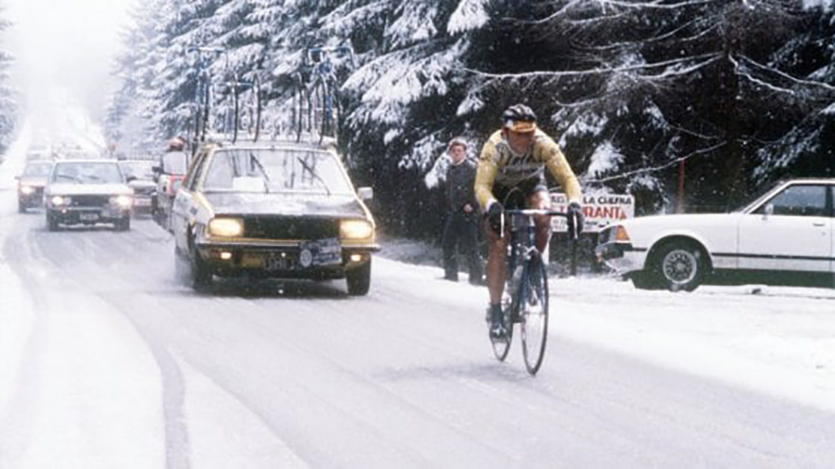 Il famoso ciclista Bernard Hinault durante una corsa nel 1980