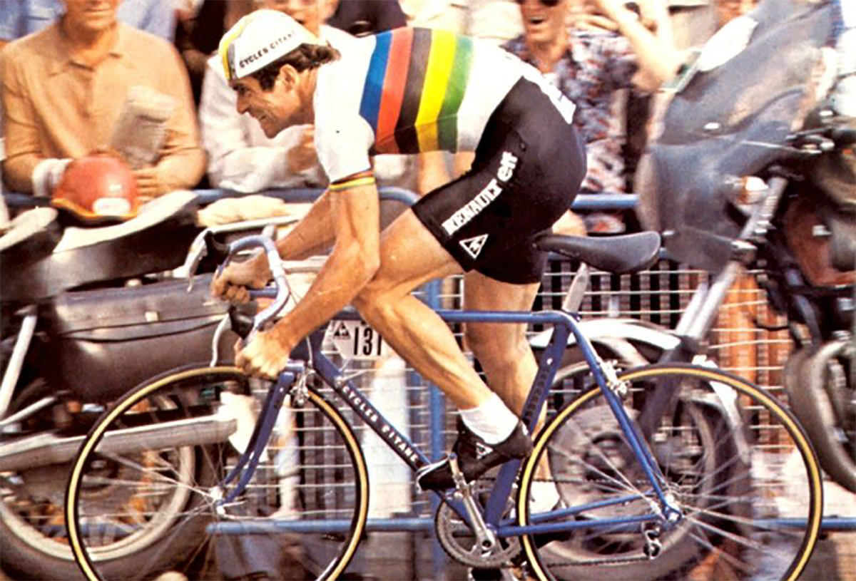 Il famoso ciclista Bernard Hinault durante una corsa nel 1981