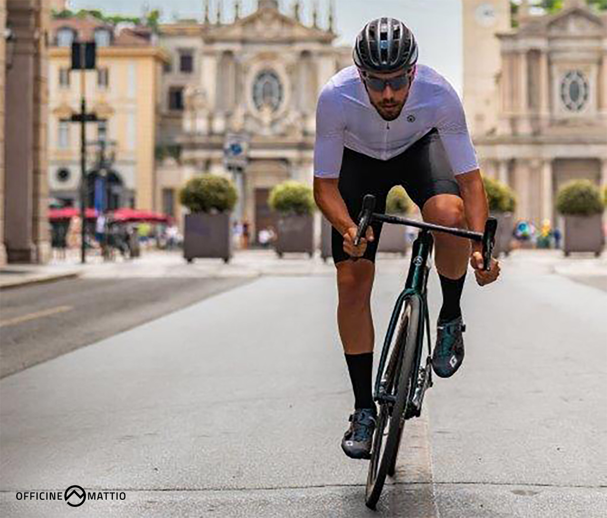 Un ciclista pedala per le vie del centro di una città
