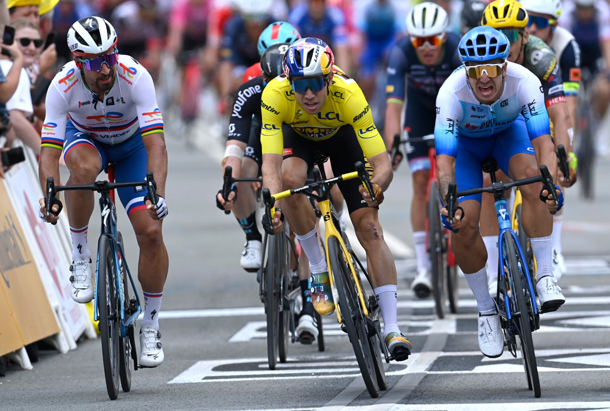 Dylan Groenewegen in sella a una bici Giant Propel 2023 al Tour de France