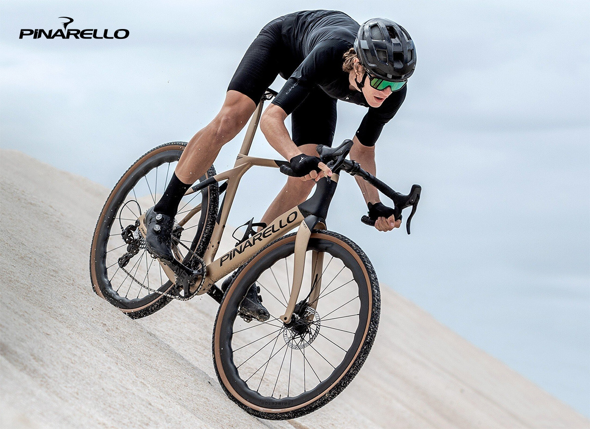 Un ciclista pedala sulla sabbia con la nuova bici da gravel Pinarello Grevil F 2022